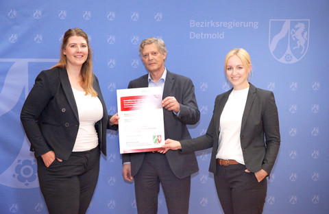 Mareike Dorn-Krüger und Inna Rifert nehmen Förderungsbescheid für das Krankenhaus St. Johannisstift entgegen